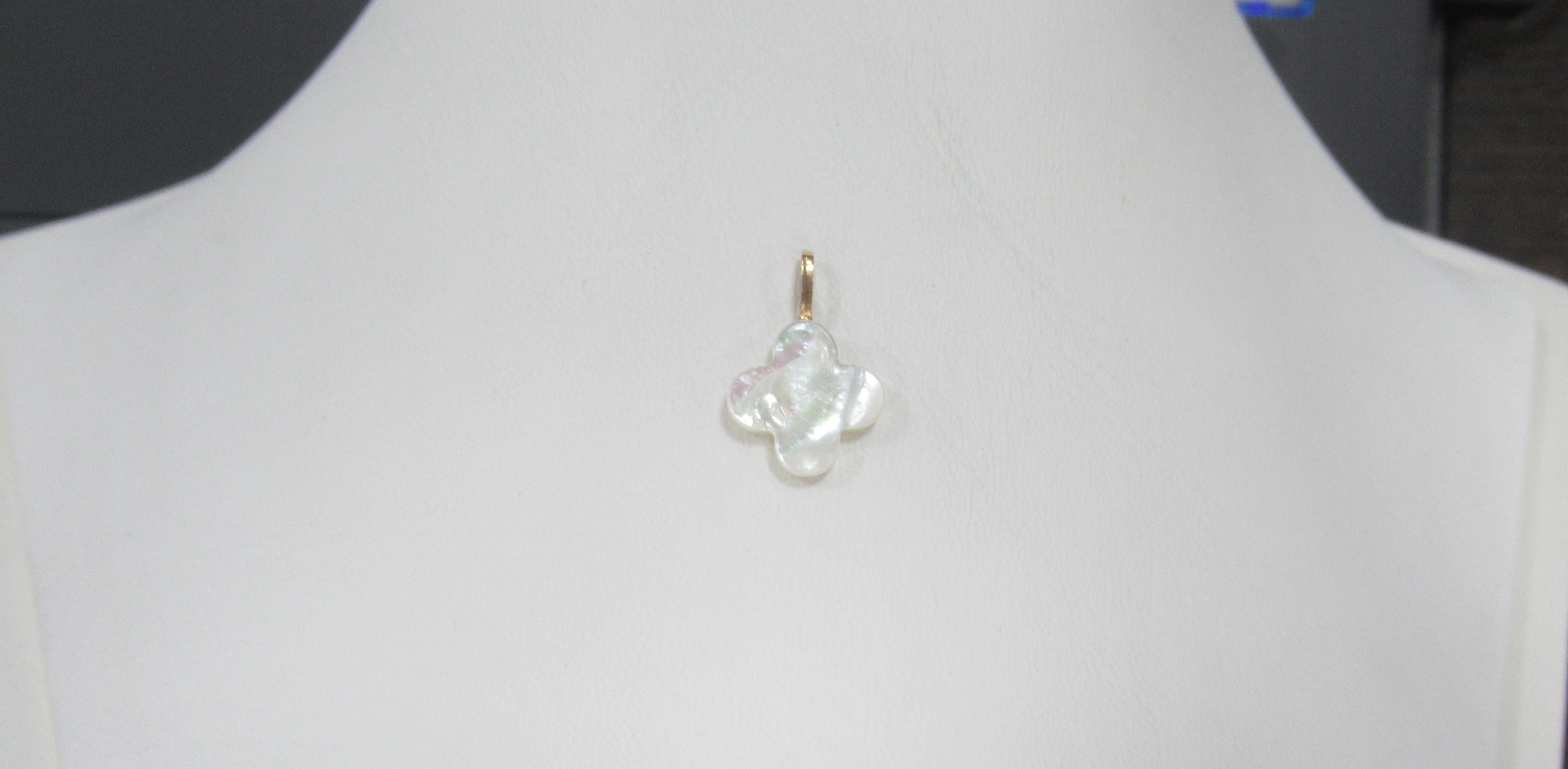 Подвеска из золота с перламутром "Клевер"